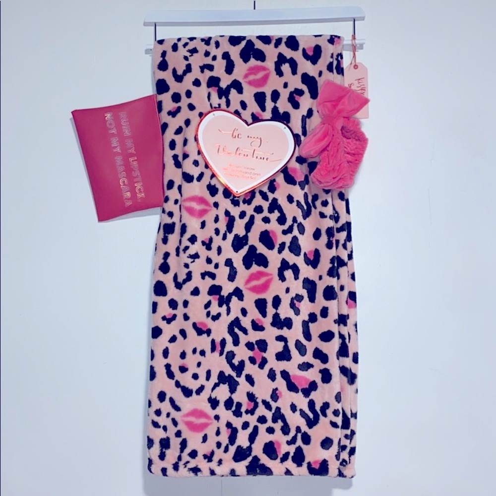Pink Cheetah With Lips Throw Blanket Set